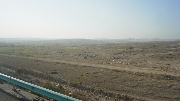 高速公路旁的乾漠