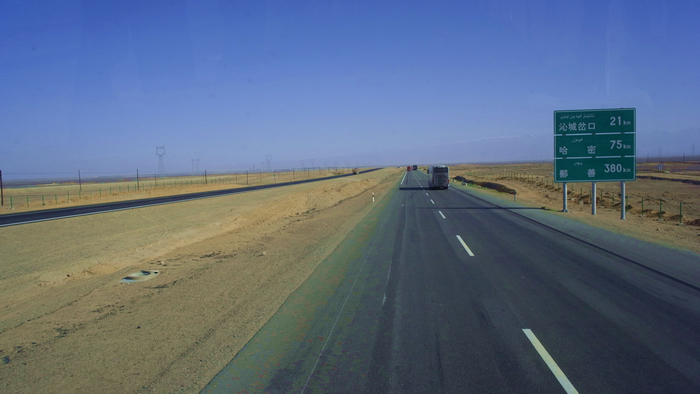 高速公路有些地方的護欄都還沒裝，旁邊的路標……鄯善380km XD