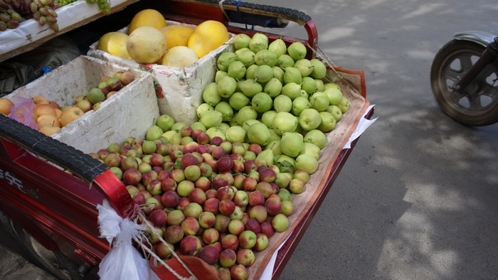 酒店外瓜果車上賣的水果，綠色的水果是這邊一種特產早酥梨，又脆又好吃