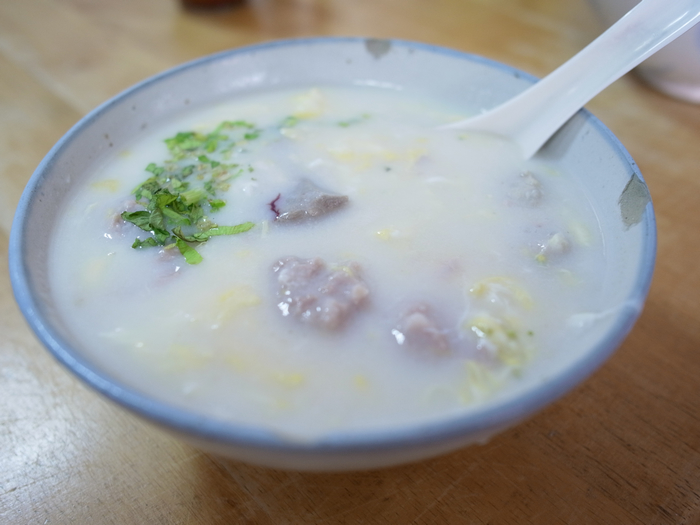 金門的廣東粥，跟台灣這邊不一樣，米粒都變米漿了
